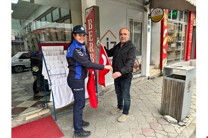 BAŞKAN AKDENİZLİ TÜRK BAYRAĞINA YAPILAN SAYGISIZLIĞI KINADI