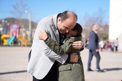 MESUT EMİR’İN MESAJI KARŞILIK BULDU: OKUL BAHÇESİNE KAR GETİRİLDİ