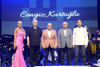 SEKİ ZÜMRÜT ÇAYIRI’NDA 10 BİN KİŞİLİK MÜZİK ŞÖLENİ CENGİZ KURTOĞLU’NDAN SEKİ’DE UNUTULMAZ GECE
