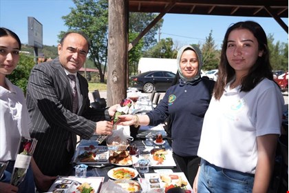 BAŞKAN AKDENİZLİ, KADIN PERSONELİN ANNELER GÜNÜ’NÜ KUTLADI