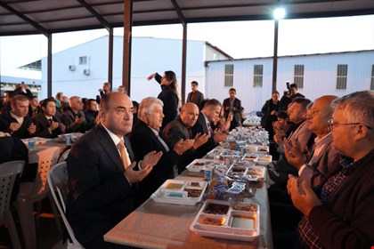 KARADERE İFTARINDA DEVLET PROTOKOLÜ VATANDAŞLARLA BULUŞTU