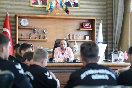 BAŞKAN AKDENİZLİ KIRKPINAR ÖNCESİ GENÇ GÜREŞÇİLERE MORAL DEPOLADI