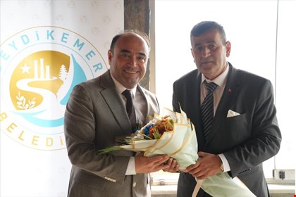 BAŞKAN AKDENİZLİ MUHTARLARIN GÜNÜNÜ KUTLADI