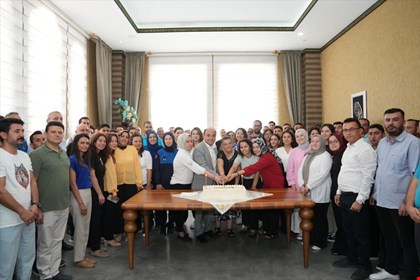 BAŞKAN AKDENİZLİ’YE ÇALIŞMA ARKADAŞLARINDAN DOĞUM GÜNÜ SÜRPRİZİ 
