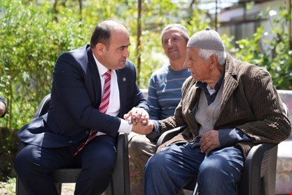BAŞKAN AKDENİZLİ EVİ YANAN AİLEYİ ZİYARET ETTİ