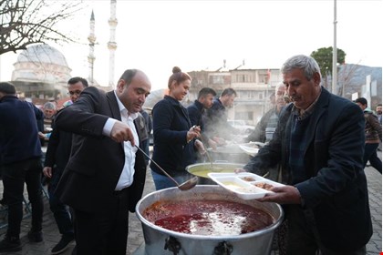 BAŞKAN AKDENİZLİ 2 BİN KİŞİYLE ORUCUNU AÇTI