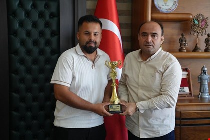ŞAMPİYONLUK KUPASINI BAŞKAN AKDENİZLİ İLE PAYLAŞTI 